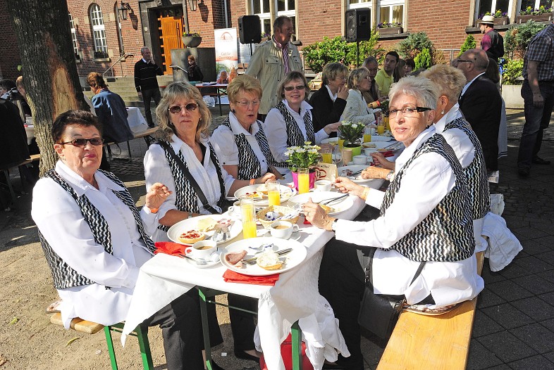 Die Senioren-Tanzgruppe war mit acht Damen bei den 220 Teilnehmern des ersten Charity-Frühstücks der Bürgerstiftung auf dem Platz vor dem Historischen Rathaus mit dabei. LInks die älteste Tänzerin, Marga Krzyzaniak (83). Foto: Hans Jazyk
