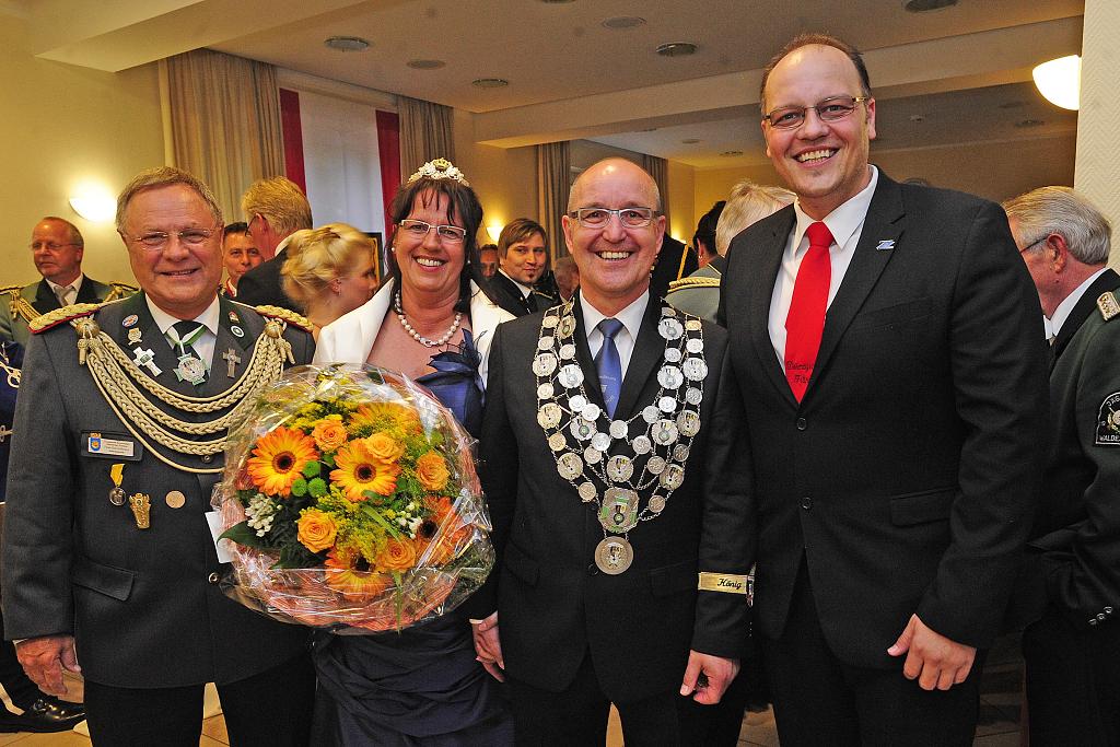 Bürgermeister Peter-Olaf Hoffmann mit dem Königspaar Jocky und Heike sowie Stadtkämmerer Kai Uffelmann. Foto: Jazyk, Hans