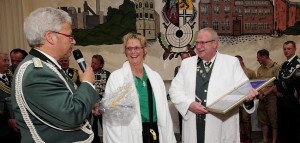 Schützen-Chef Rolf Starke (l.) schenkte Uwe und Petra Heier 2012 auf der Bühne ein Udo-Jürgens-Konzert - zu 40 Jahre BSV-Mitgliedschaft. FOTO: Jazyk