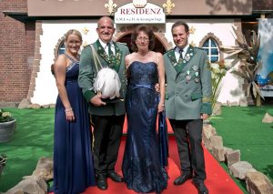 Das neue Königspaar Uwe II. und Inge Kosbab mit den Kindern Patrick und Bianka. Die Familie fühlt sich dem Ortsteil Rheinfeld sehr verbunden, dessen Dorfcharakter sie schätzt. FOTO: A. Tinter