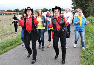 Der Dormagener Schützenverein motivierte alle Sportbegeisterten zum Mitmarschieren beim "Marching Flashmob", der am Schützenplatz startete. Ein begleitender Musikwagen animierte zusätzlich zur Bewegung. FOTO: LINDA HAMMER